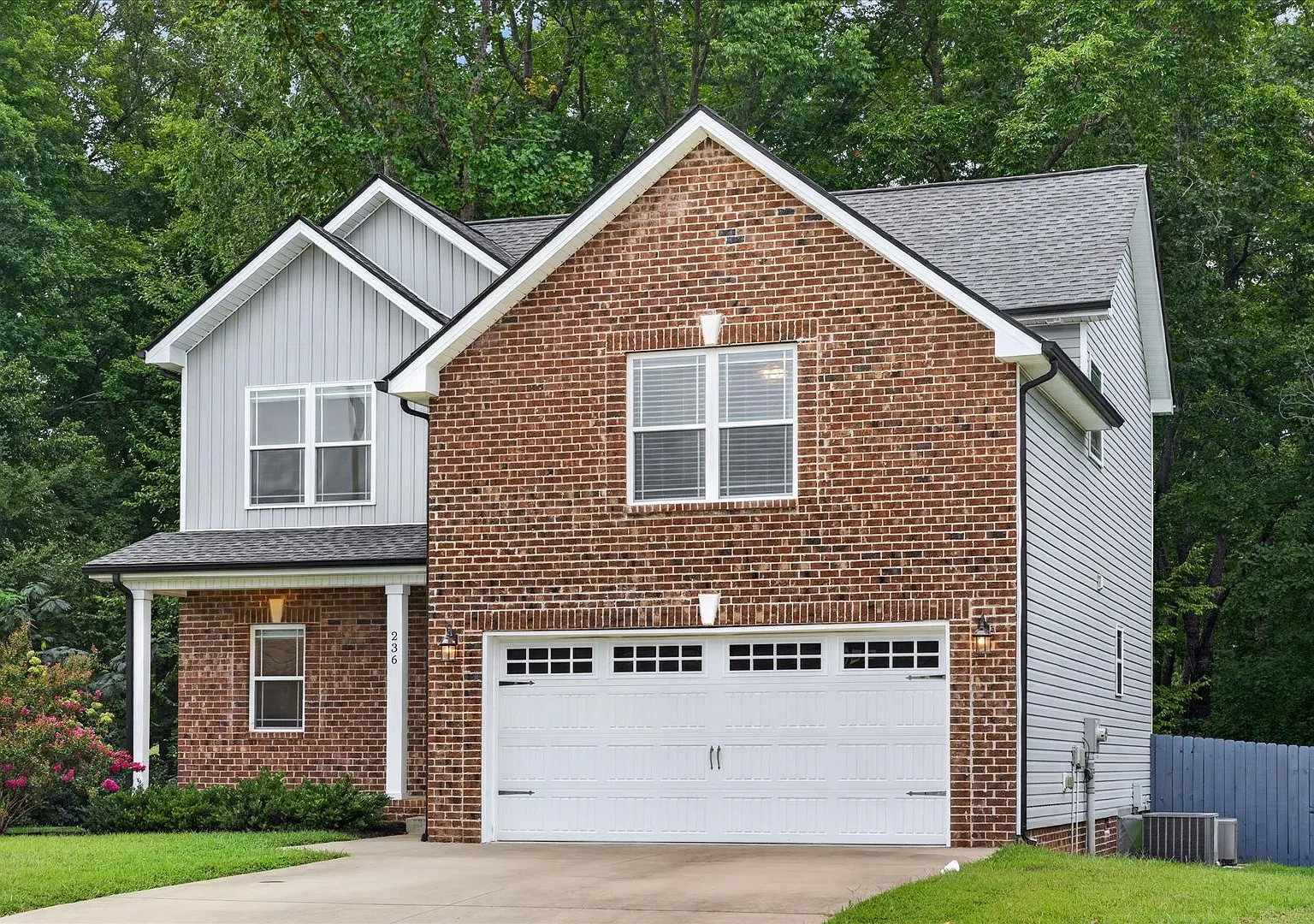 Pet Friendly Three Bedroom with Bonus in Sango! — Photo 2