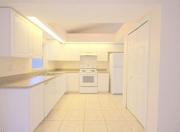 5th image of 854 Calais St E