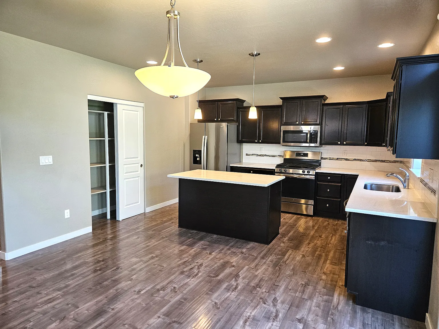 1146 Rutherford Dr — Photo 2