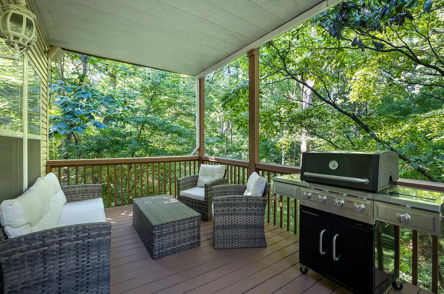 6 bed, 4.0 bath, 4337 sqft, $9,989 — Photo 4