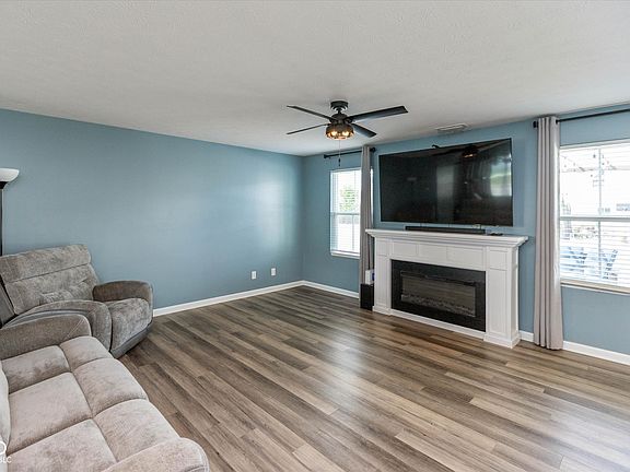 4th image of 3120 E Sheldon Way
