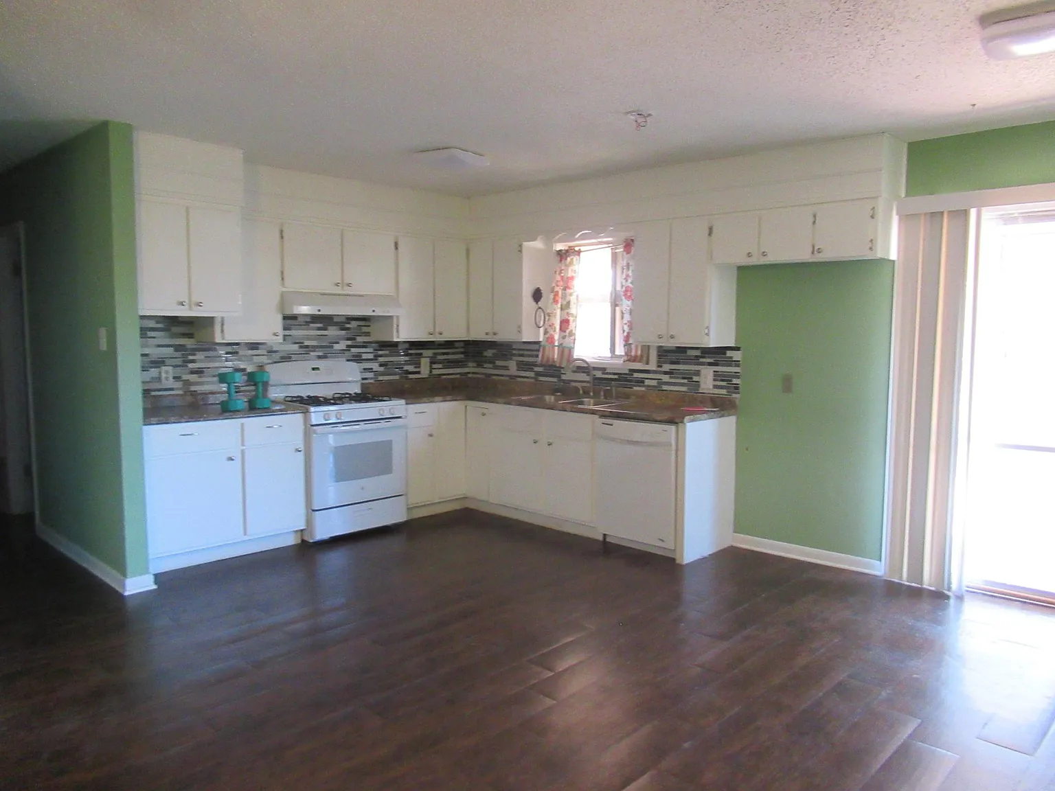3 bed, 1.5 bath, 1325 sqft, $1,400 — Photo 2