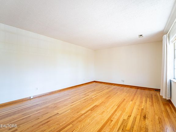 3rd image of 4620 Silverhill Dr