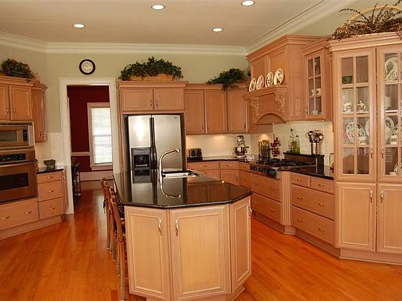 Stainless state of the art appliances include Five Star brand 6-burner cooktop