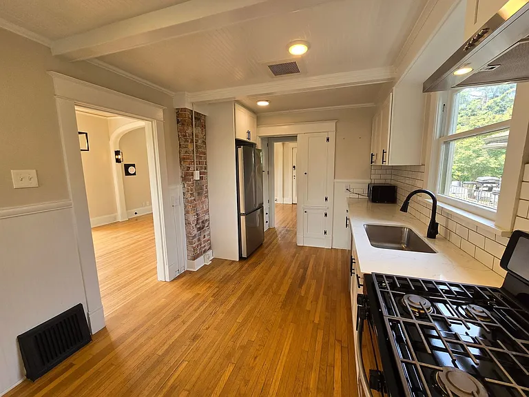 1631 Oakes Ave — Photo 4