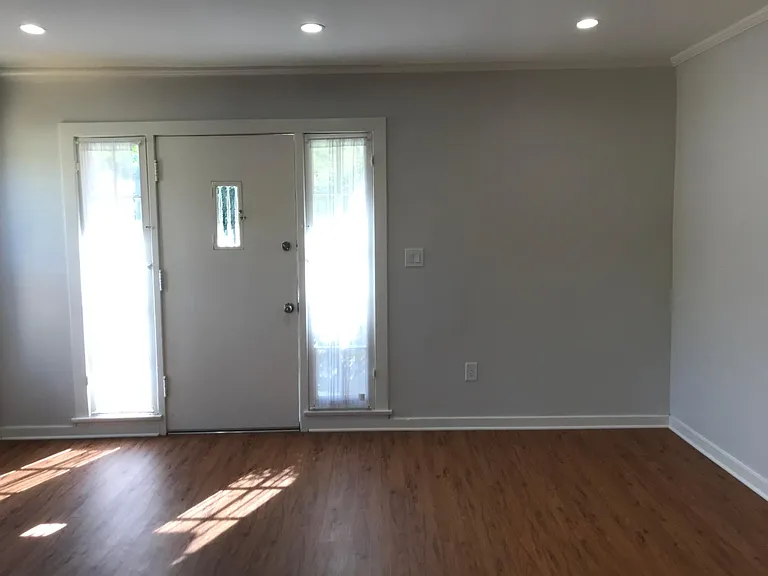 377 Huntley Dr — Photo 5