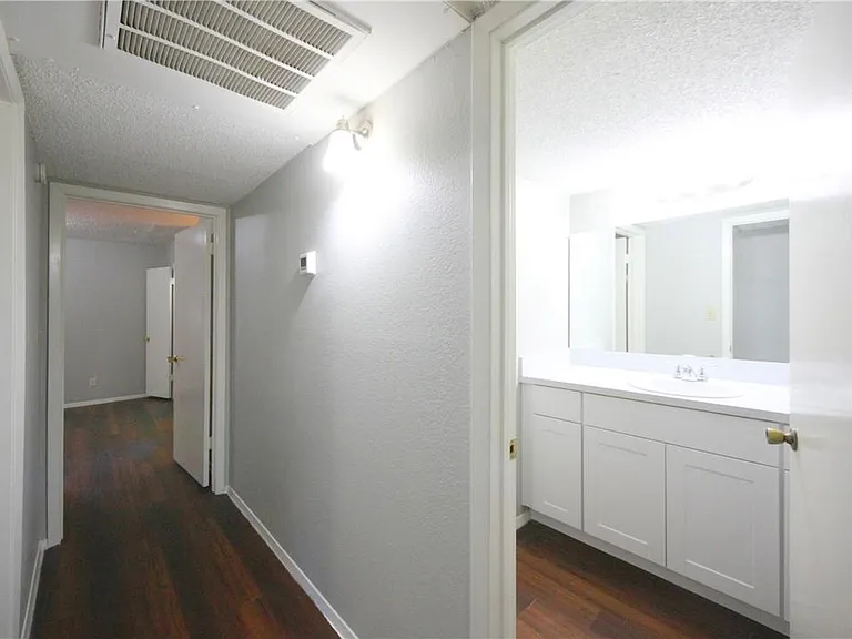 1013 Fieldwood Dr #B — Photo 11