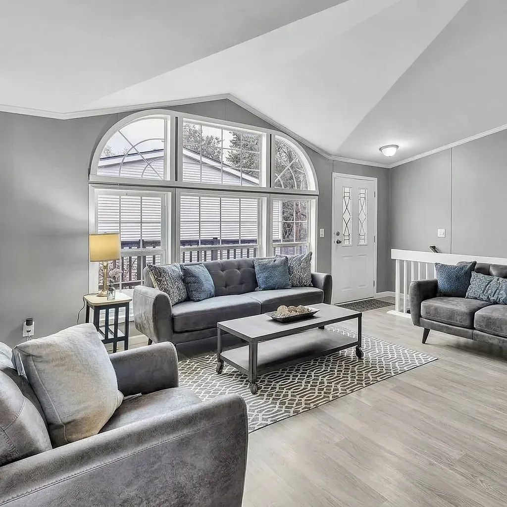 5 bed, 2544 sqft, $720 — Photo 3