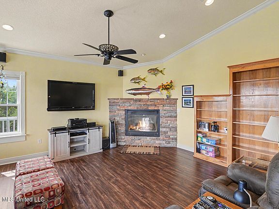 5th image of 124 Elm Ln