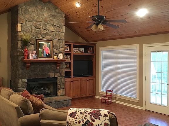 Vaulted ceiling, fireplace