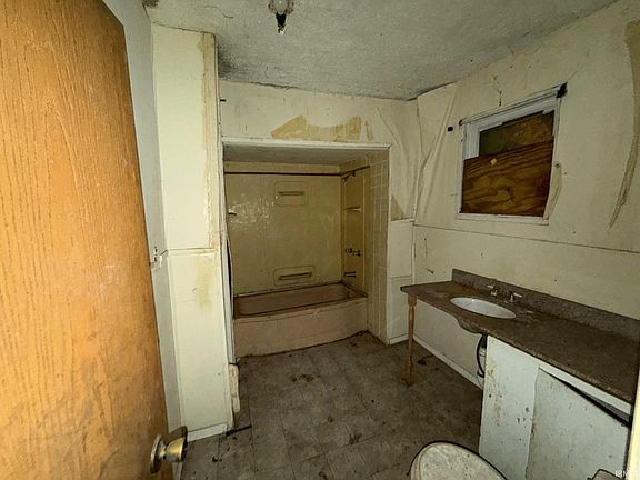5th image of 609 N Waugh St