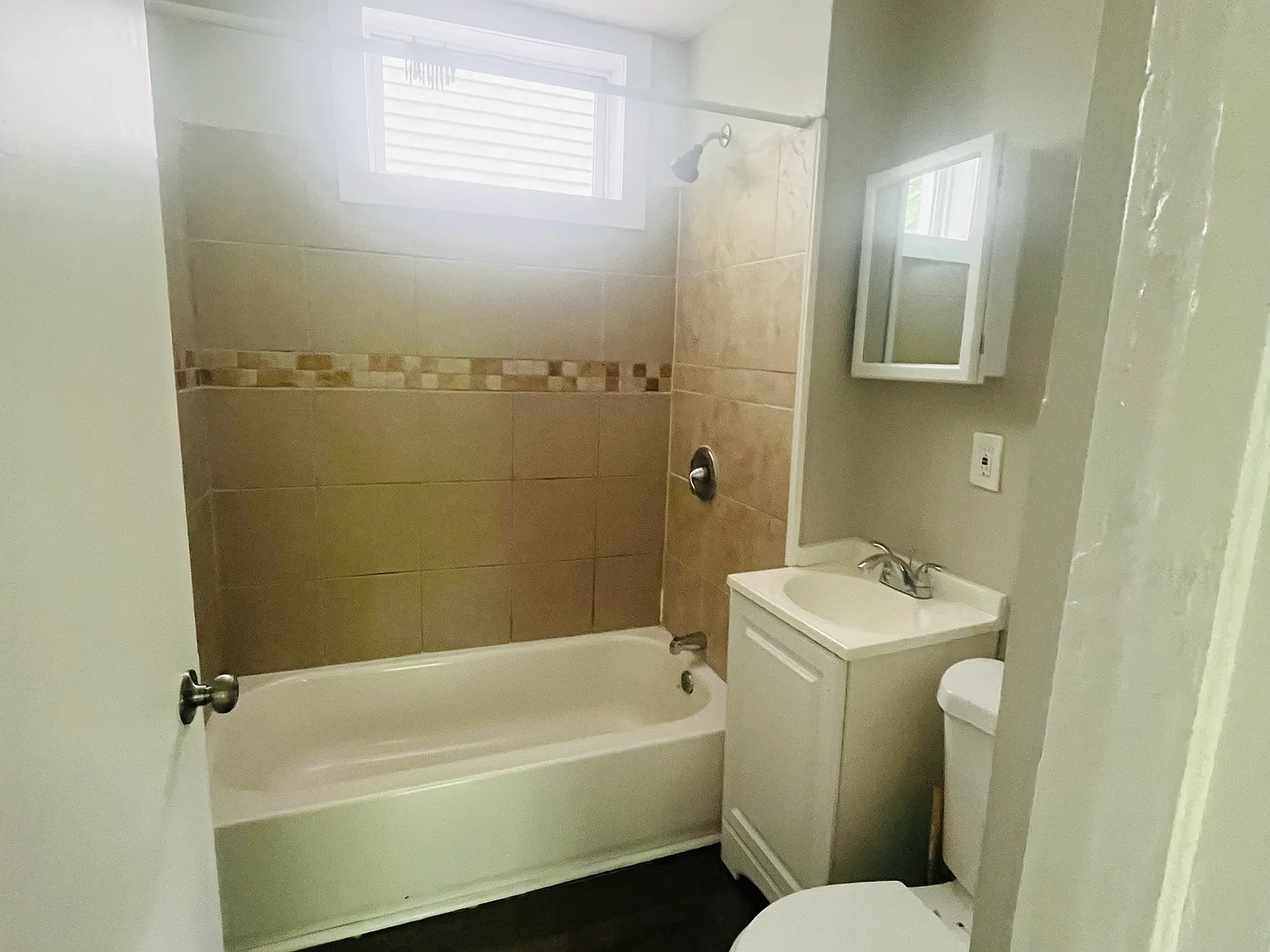 3 bed, 900 sqft, $2,000 — Photo 1