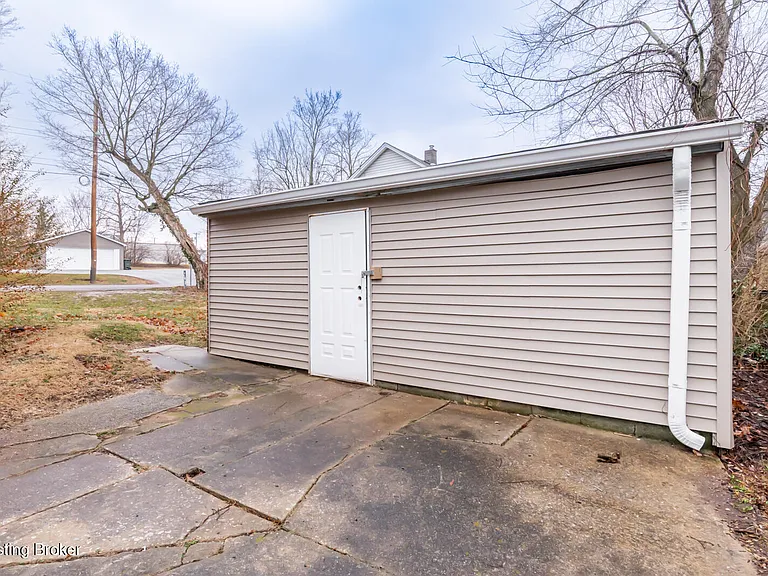 204 W Warfield St — Photo 26