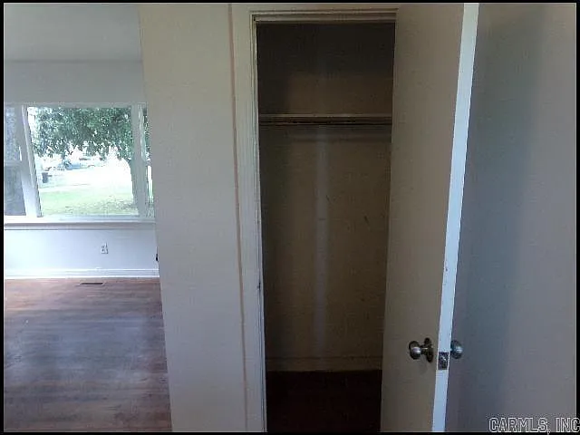 3 bed, 1.0 bath, 1025 sqft, $890 — Photo 3