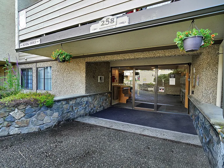 252 Gorge Rd E — Photo 8