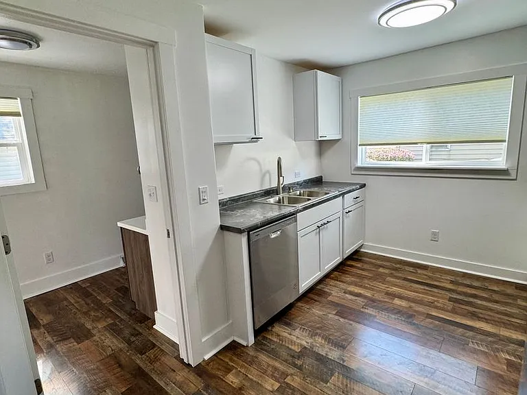 308 N Elm St — Photo 10