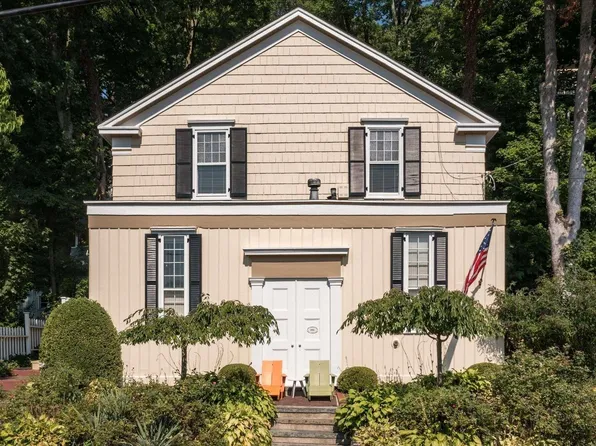 33 E Broadway, Roslyn, NY 11576