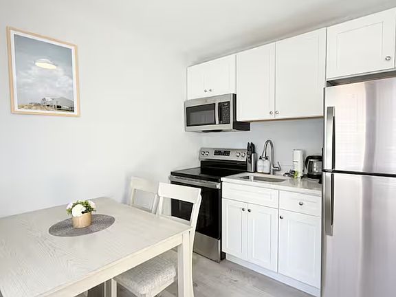 4th image of 208 Chester St #10