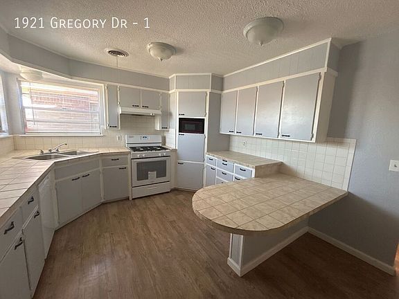 4th image of 1921 Gregory Dr #1