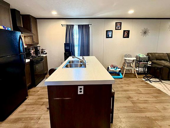 4th image of 401 S Russel Lot 55