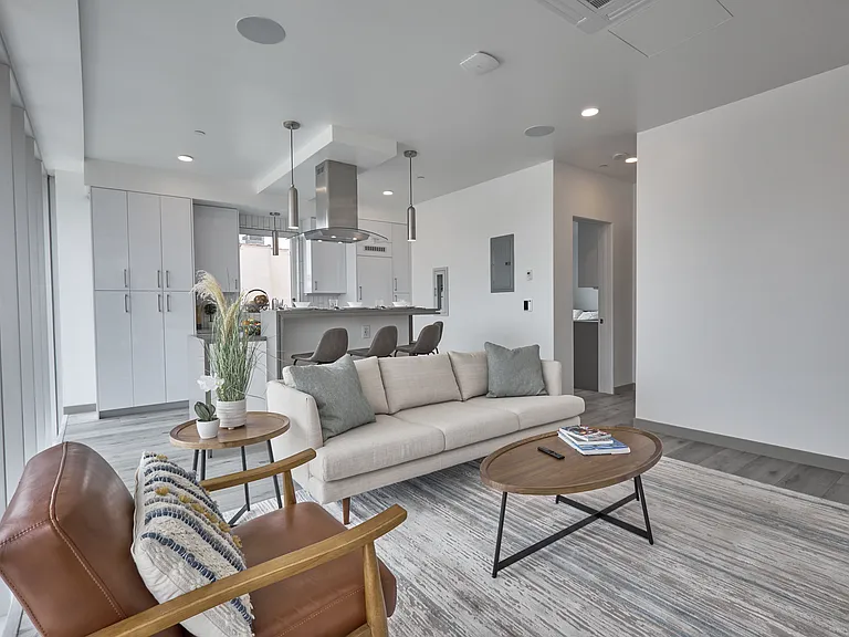 2929 S La Brea Ave — Photo 17