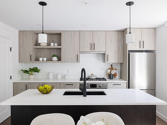4th image of 6829 Cambie St