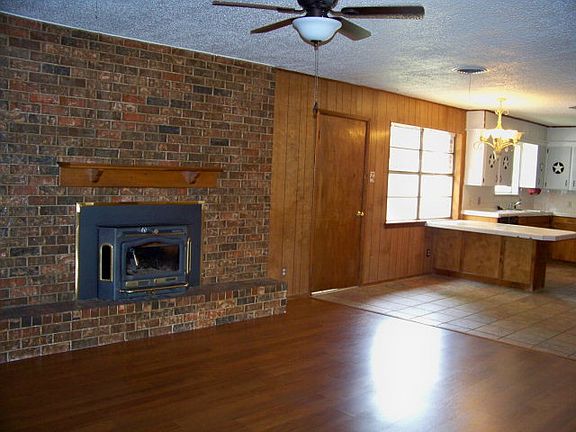 3rd image of 809 NW Avenue M Pl