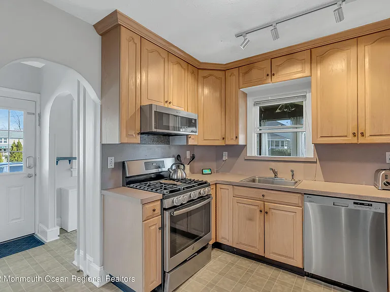 102 Dixon Ave — Photo 15