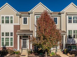 877 Lewisburg Ln, Aurora, IL 60504