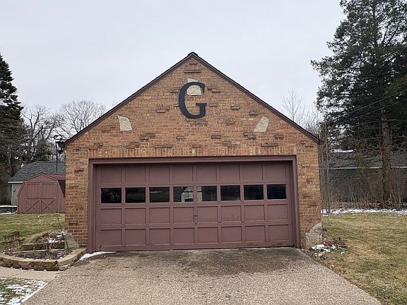3rd image of 828 Superior St
