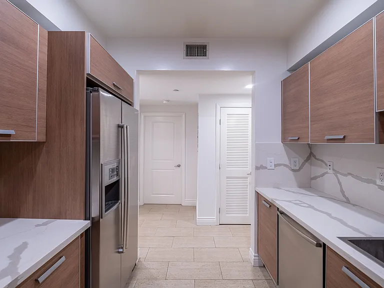 147 S Doheny Dr #303 — Photo 5