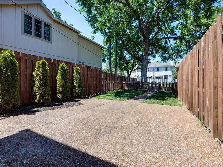 2604 Belcourt Ave #B — Photo 24