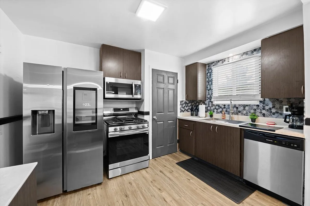 4 bed, 818 sqft, $1,599 — Photo 3