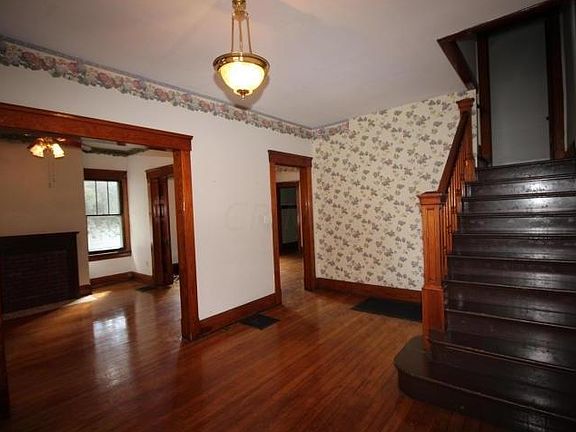5th image of 115 W Reynolds St