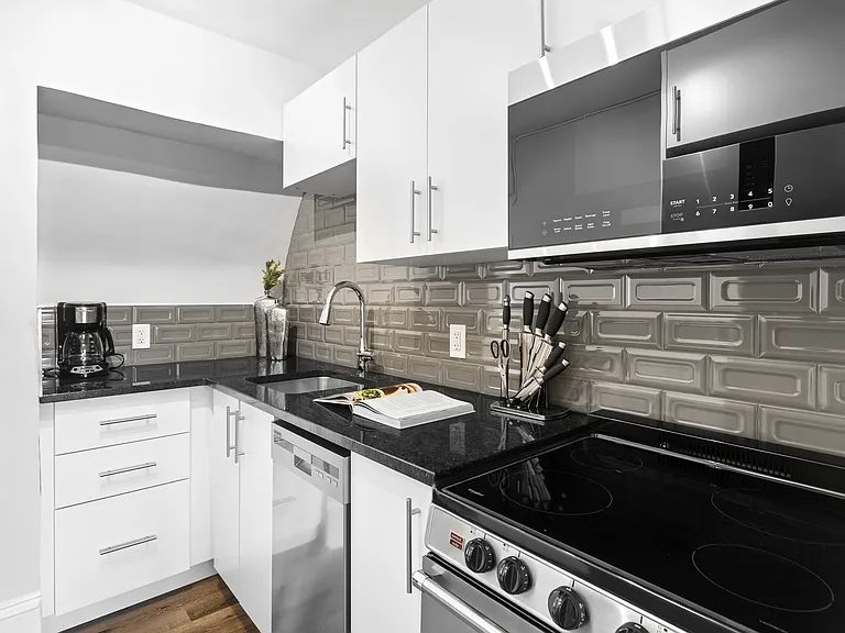360 Friel St — Photo 35