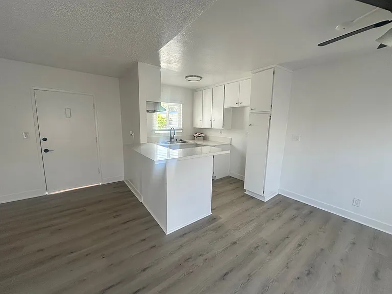 5548 Yarmouth Ave #15 — Photo 2