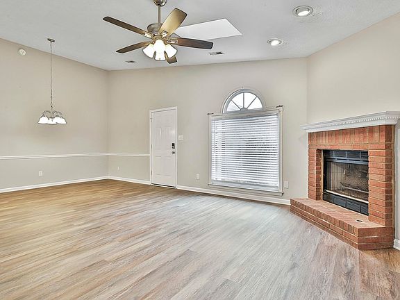 5th image of 215 Courtyard Ln