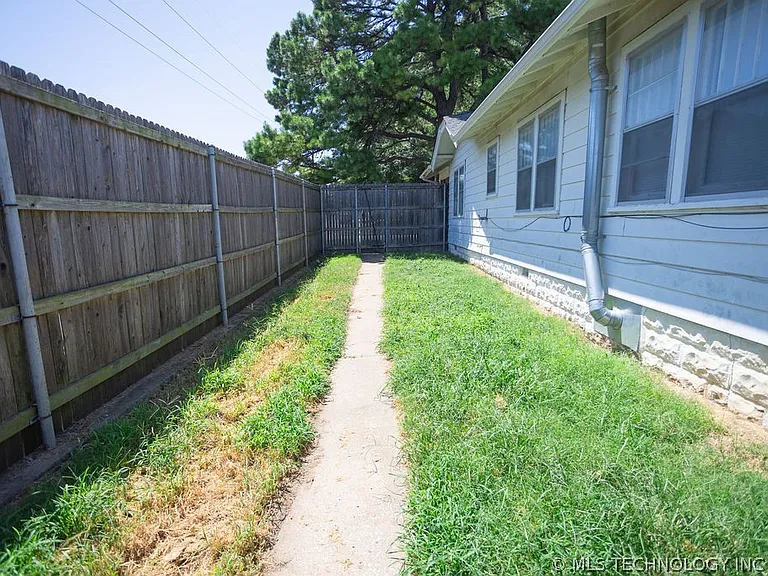 1147 S Florence Ave — Photo 62