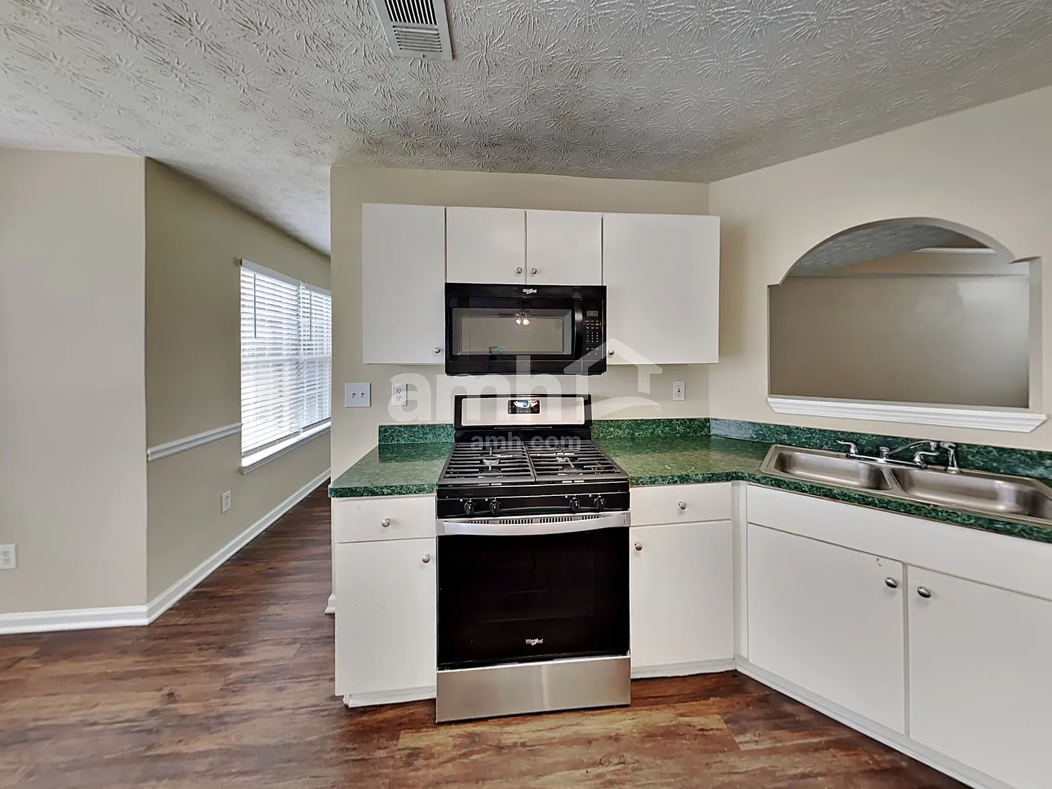 4 bed, 2.5 bath, 2308 sqft, $2,200 — Photo 4