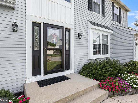 4th image of 4 Clifford Ln