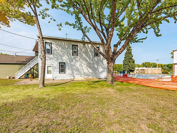 4th image of 213 Ash Ave N #1