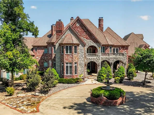 14707 Mission Rd, Leawood, KS 66224