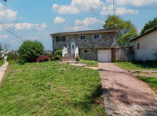 2515 S Seamans Neck Rd, Seaford, NY 11783
