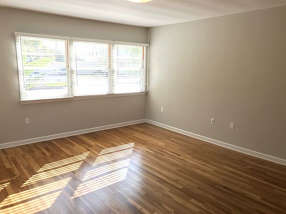 2nd image of 1431 Elkgrove Cir APT 1