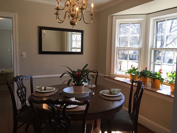 dining room with bright bay