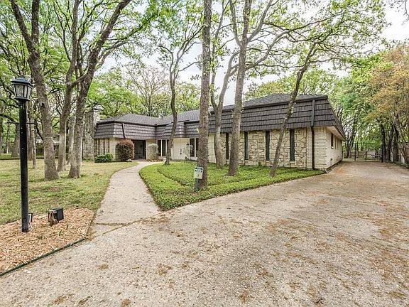 2nd image of 2104 Tretorn Ct