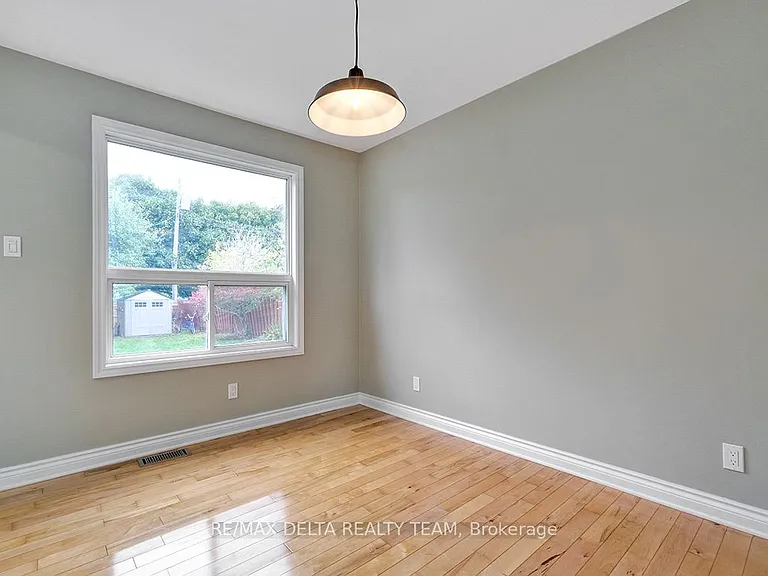 397 Phoenix Cres — Photo 11