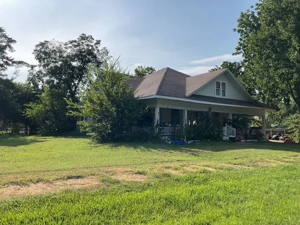 410 Young St, Blossom, TX 75416