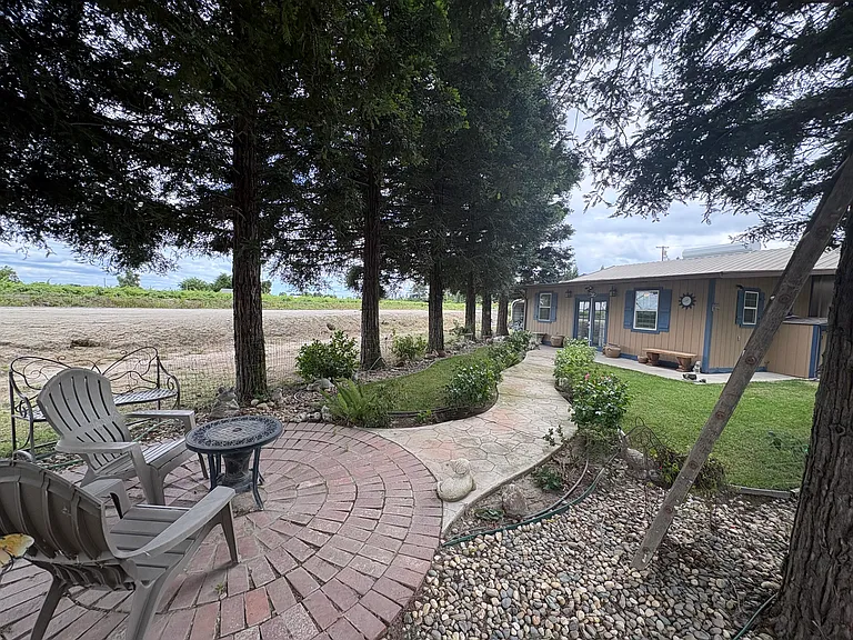2376 E Armstrong Rd — Photo 9