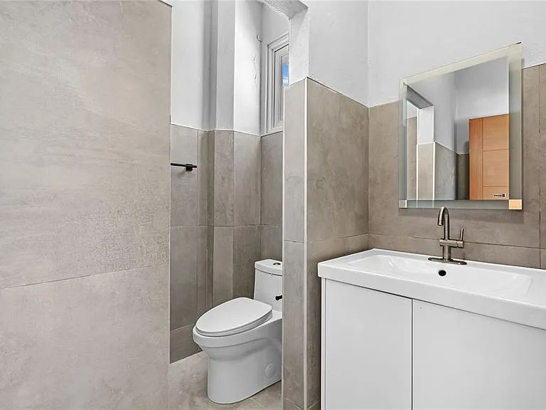 107 Taft #5 — Photo 14